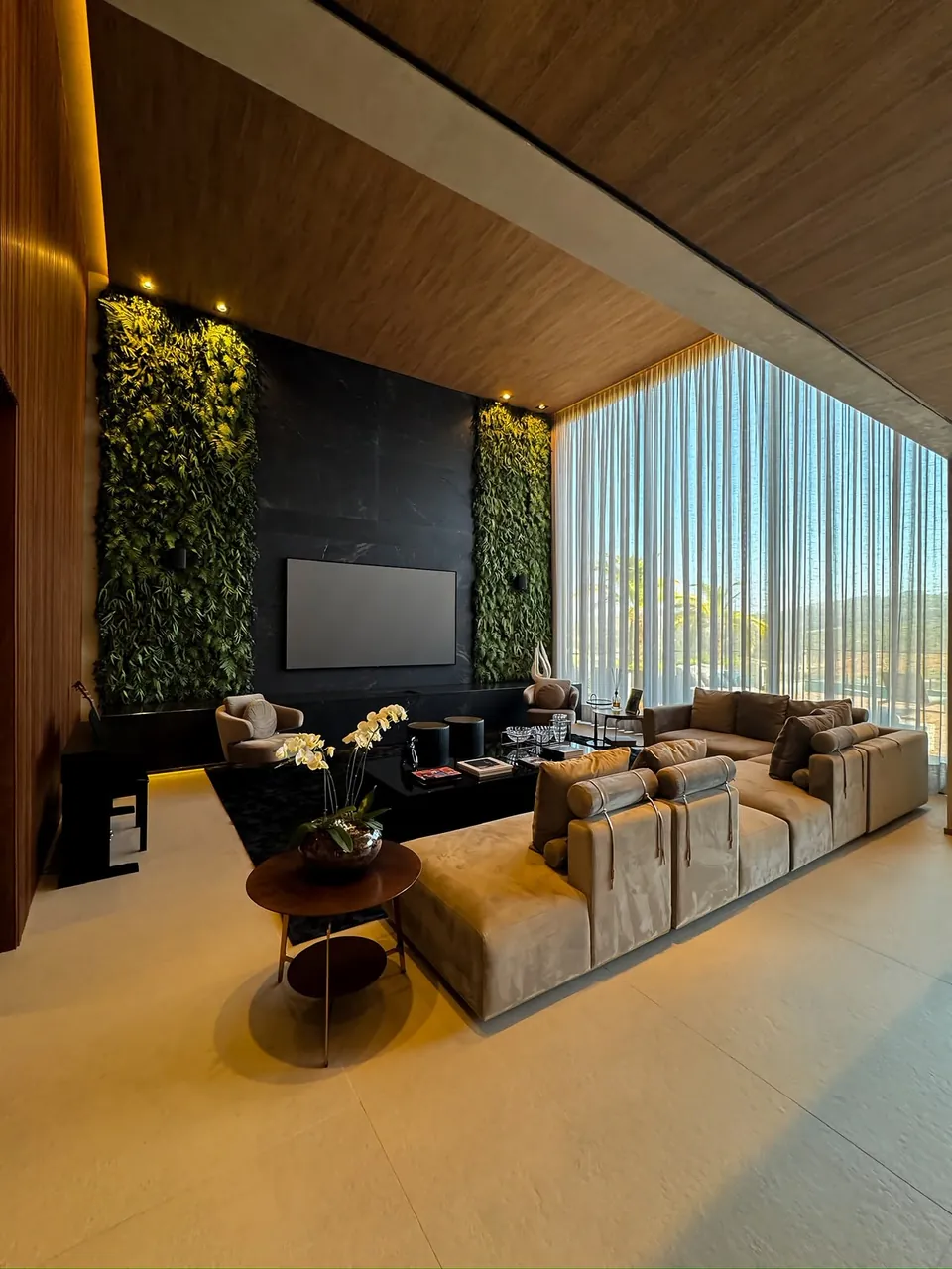 Sala de estar com pé-direito alto e parede verde